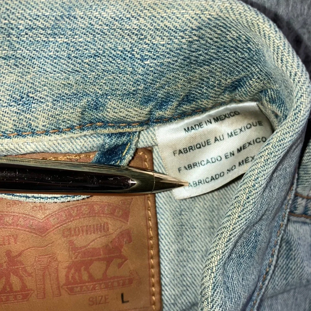 Levi's Denim Trucker Jacket Men Large Light Wash Blue Faded Western Classic - Picture 8 of 12